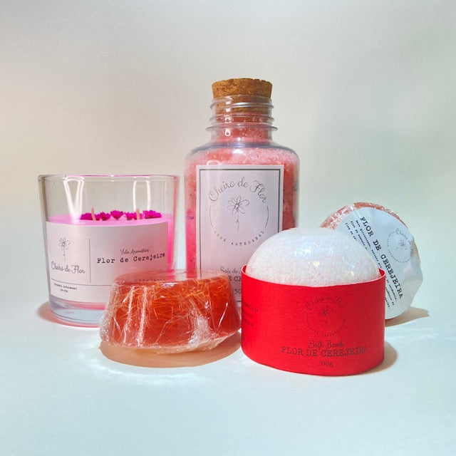 Kit Velas Aromáticas Flor de Cerejeira para Spa Day com Sabonete e Sais de Banho - Cheiro de Flor