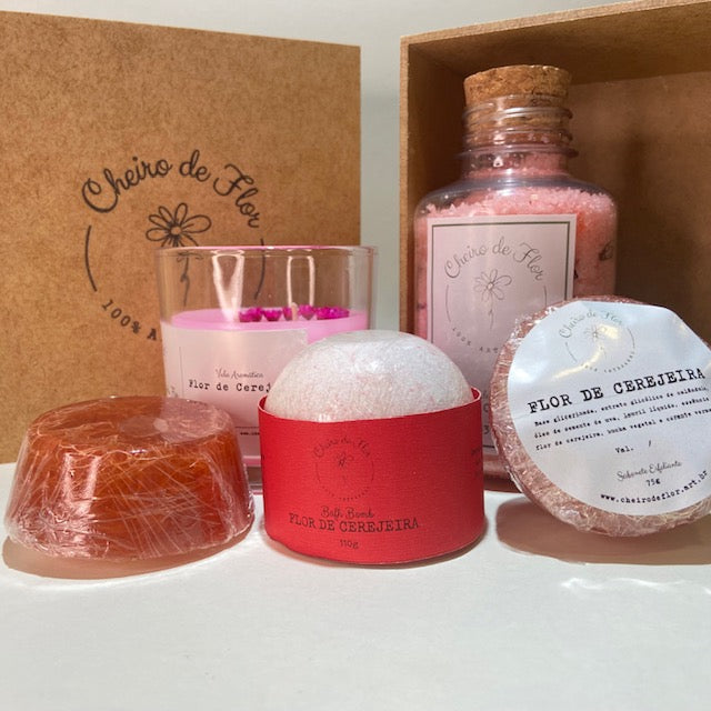 Kit Velas Aromáticas Flor de Cerejeira para Spa Day com Sabonete e Sais de Banho - Cheiro de Flor
