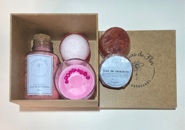 Kit Velas Aromáticas Flor de Cerejeira para Spa Day com Sabonete e Sais de Banho - Cheiro de Flor
