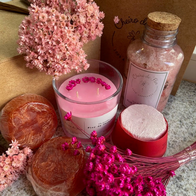 Kit Velas Aromáticas Flor de Cerejeira para Spa Day com Sabonete e Sais de Banho - Cheiro de Flor